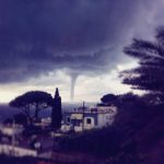 Allerta Meteo, forte maltempo verso Sud: enorme tornado a Ischia, massima attenzione [FOTO LIVE]