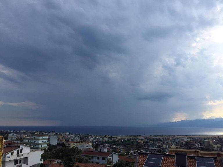 Forte temporale sull'Etna visto da Reggio Calabria