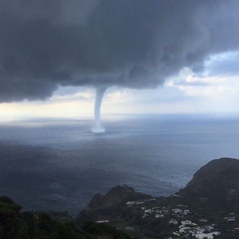 tromba marina ischia maltempo tornado capri napoli