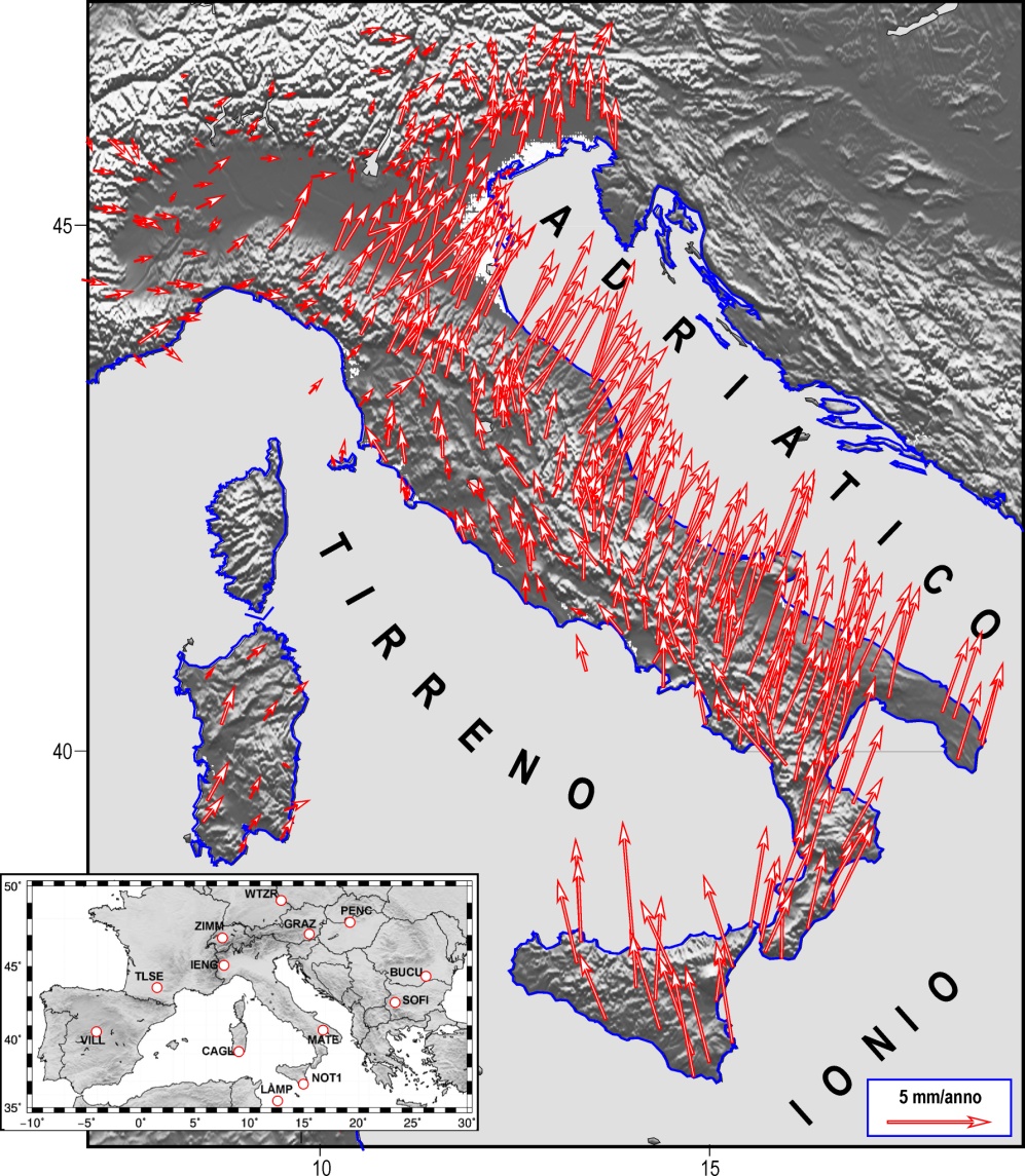 Fig.2. Velocità orizzontali (vettori rossi) delle stazioni GPS rispetto al sistema di riferimento eurasiatico ITRF2008 (polo euleriano di rotazione assoluta dell’Eurasia con latitudine 54.23°N, longitudine 98.83°W e velocità angolare ?=0.257°/Ma; Altamimi et alii, 2012). Il riquadro mostra la posizione delle 13 stazioni IGS che sono state usate per riportare le soluzioni giornaliere della rete nel sistema di riferimento ITRF2008 (Altamimi et alii, 2012).