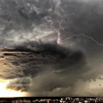 Maltempo, violentissimo temporale sullo Stretto di Messina: spettacolare shelf cloud tra Sicilia e Calabria [LIVE]