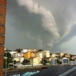 Maltempo, violenta squall-line si abbatte all’estremo Sud: forti temporali in atto, allerta meteo per Messina e Reggio Calabria [LIVE]