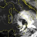 Allerta Meteo, ecco l’occhio del ciclone nel basso Tirreno: inizia la fase critica per Calabria e Sicilia [LIVE]