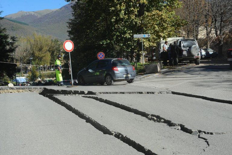 Le strade di Norcia distrutte (foto LaPresse/Roberto Settonce)