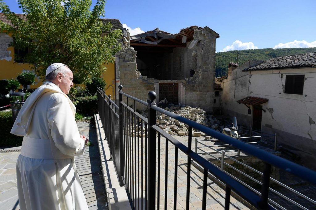 Papa Francesco visita la città di Accumuli
