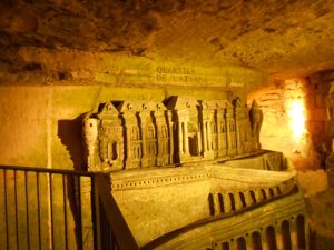 Saltafila - Tour delle catacombe di Parigi
