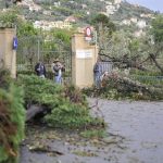 La Liguria flagellata dalla furia del vento: feriti, treni bloccati e danni [GALLERY]