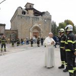 Terremoto Centro Italia: papa Francesco prega tra le macerie di Amatrice [GALLERY]