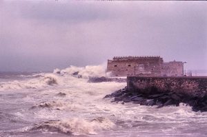 La mareggiata sulla costa di Creta