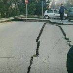 Terremoto Centro Italia, Appennino sventrato: frana fa straripare torrente, strada invasa da acqua e macigni [LIVE]