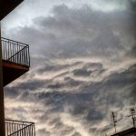 Maltempo, violentissimo temporale sullo Stretto di Messina: spettacolare shelf cloud tra Sicilia e Calabria [LIVE]