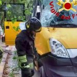 Maltempo, forte vento a Roma: albero cade su scuolabus, tre feriti tra cui una bambina