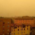 Maltempo, Milano surreale al tramonto: il cielo si tinge di giallo, ecco cosa sta succedendo [GALLERY]
