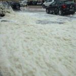 Incredibile a Siracusa: la tempesta sullo Jonio alza onde pazzesche, la schiuma del mare imbianca Ortigia [FOTO e VIDEO LIVE]