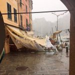 Maltempo, Liguria colpita da una tempesta forte come un uragano di 1ª categoria: 7 feriti, strage evitata grazie all’allerta rossa [FOTO]