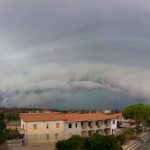 Allerta Meteo, squall-line nel basso Tirreno: ecco il suo arrivo su Zambrone con una shelf cloud mostruosa [FOTO e VIDEO LIVE]