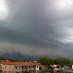 Allerta Meteo, squall-line nel basso Tirreno: ecco il suo arrivo su Zambrone con una shelf cloud mostruosa [FOTO e VIDEO LIVE]