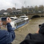 Alluvione Piemonte, Torino: i battelli Valentino e Valentina incastrati sotto il ponte della Gran Madre [FOTO e VIDEO]