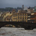 Maltempo: l’Arno in piena comincia a fare paura anche a Firenze [GALLERY]