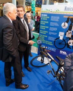 Il presidente ENEA Testa (a destra) illustra MONICA al ministro dell'Ambiente Galletti a Ecomondo