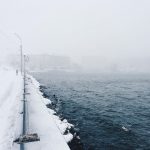 Storico blizzard in Ucraina, pianure sommerse da 60cm di neve: tutte le incredibili FOTO da Ternopil e Leopoli [GALLERY]