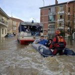 Esonda il torrente Chisola a Moncalieri: 1800 bloccati in casa, evacuazioni in corso [GALLERY]