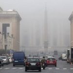 Affascinante risveglio a Roma: città avvolta da una fitta nebbia [GALLERY]
