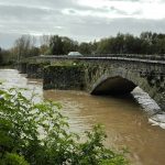 Maltempo, situazione drammatica in Toscana: crolla ponte ad Arezzo, famiglie isolate e diversi feriti [FOTO LIVE]
