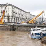 Alluvione Piemonte, battelli trascinati dalla corrente: il sindaco di Torino sul posto [GALLERY]