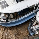 Alluvione Piemonte, battelli trascinati dalla corrente: il sindaco di Torino sul posto [GALLERY]
