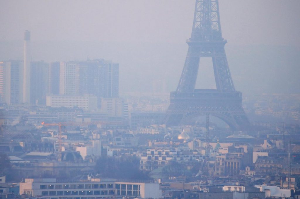 Allarme inquinamento a Parigi, la città avvolta nello smog