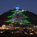 Che spettacolo a Gubbio: si accendono le luci dell’albero di Natale più grande del mondo [FOTO]