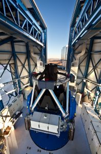 Il telescopio VLT Survey Telescope (VST), dotato di uno specchio principale di 2,6 metri di diametro e con un campo di vista di un grado quadrato, si trova all'Osservatorio Paranal dell'ESO nel deserto di Atacama (Cile settentrionale). Lo strumento è ospitato in una struttura in prossimità dei quattro telescopi che compongono il Very Large Telescope. VST è il più grande telescopio nel mondo dedicato alle campagne osservative del cielo nella luce visibileed è stato progettato e costruito dall'INAF-Osservatorio Astronomico di Capodimonte a Napoli nell'ambito di una Joint Venture tra INAF ed ESO