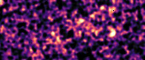 Questa mappa della materia oscura dell'Universo è stata ottenuta dai dati della survey KiDS, usando il telescopio per survey del VLT all'Osservatorio dell'ESO al Paranal in Cile. Rivela una rete estesa di regioni dense (di colore chiaro) e vuote (di colore scuro). Questa è una delle cinque zone di cielo osservate da KiDS. La materia oscura, invisibile, è resa con una colorazione rosata, che copre un'area di cielo di circa 400 volte la dimensione della Luna piena. La ricostruzione dell'immagine è stata fatta analizzando la luce raccolta da più di due milioni e mezzo di galassie distanti, a più di 6 milliardi di anni luce da noi. Le immagini delle galassie osservate sono state deformate dall'attrazione gravitazionale della materia oscura mentre la loro luce ha viaggiato nell'Universo. Alcune regioni scure, con margini netti, sono chiaramente identificabili nell'immagine: corrispondono alle posizioni di stelle brillanti e altri oggetti vicini, che si interpongono alla nostra osservazione delle galassie più lontane e vengono perciò mascherate nelle mappe poiché non permettono la misura del segnale di lente gravitazionale in queste aree. Crediti: Kilo-Degree Survey Collaboration/H. Hildebrandt & B. Giblin/ESO