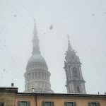 Spettacolare nevicata in atto a Novara: città completamente imbiancata [FOTO e VIDEO LIVE]