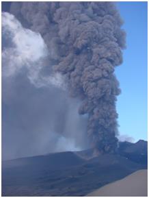 Eruzione dell’Etna del novembre 2002: dopo forti esplosioni come questa, spesso il pennacchio di cenere raggiunge la città di Catania