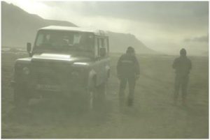Islanda, eruzione dell’Eyjafjallajökull, maggio 2010: campionamento della cenere ai piedi del vulcano. I ricercatori sono avvolti dalla cenere fine in sospensione nell'aria