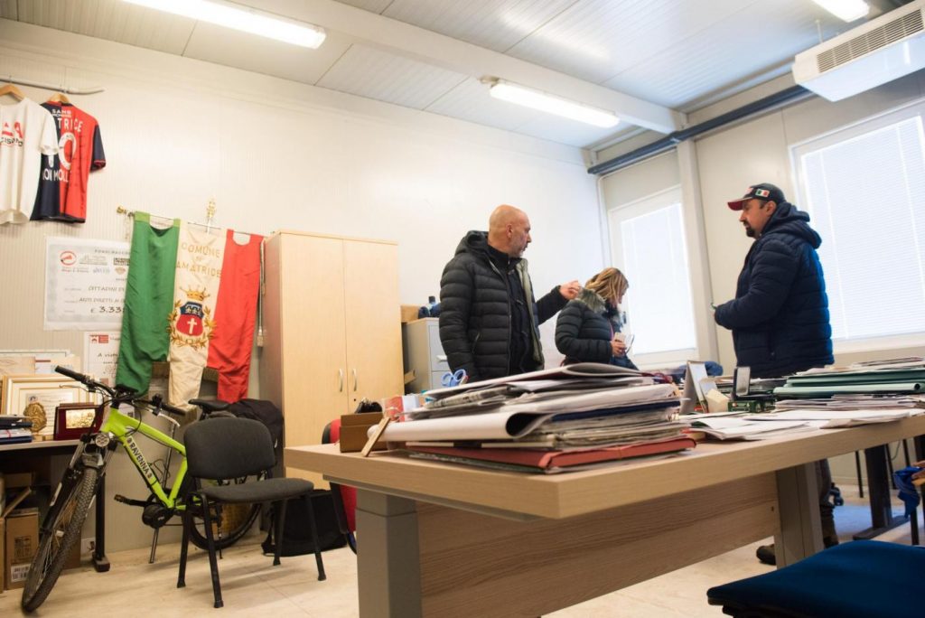 La città di Amatrice coperta dalla neve e il sindaco Sergio Pirozzi nel suo ufficio provvisorio