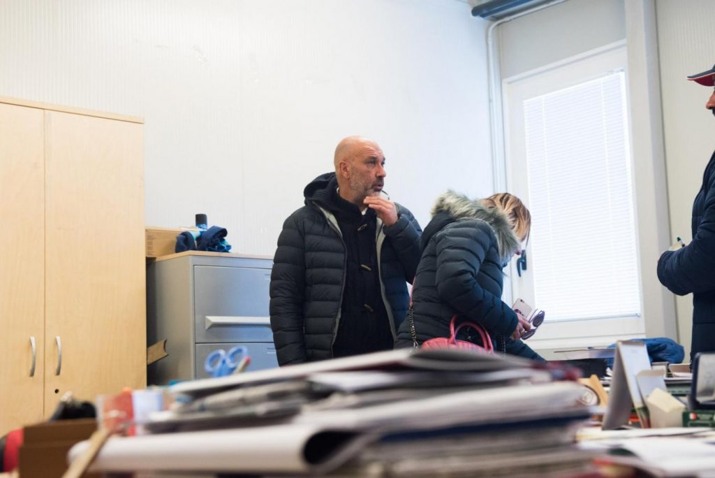 La città di Amatrice coperta dalla neve e il sindaco Sergio Pirozzi nel suo ufficio provvisorio