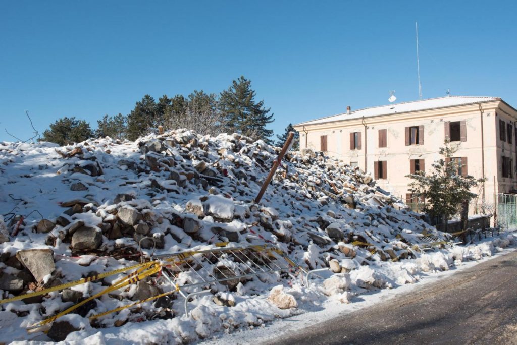 La città di Amatrice coperta dalla neve e il sindaco Sergio Pirozzi nel suo ufficio provvisorio