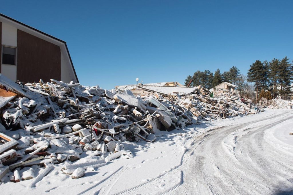 La città di Amatrice coperta dalla neve e il sindaco Sergio Pirozzi nel suo ufficio provvisorio