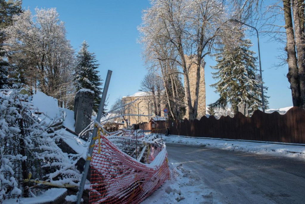 La città di Amatrice coperta dalla neve e il sindaco Sergio Pirozzi nel suo ufficio provvisorio