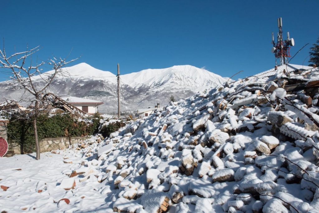 La città di Amatrice coperta dalla neve e il sindaco Sergio Pirozzi nel suo ufficio provvisorio