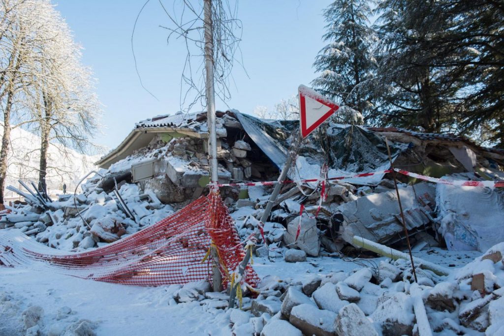 La città di Amatrice coperta dalla neve e il sindaco Sergio Pirozzi nel suo ufficio provvisorio