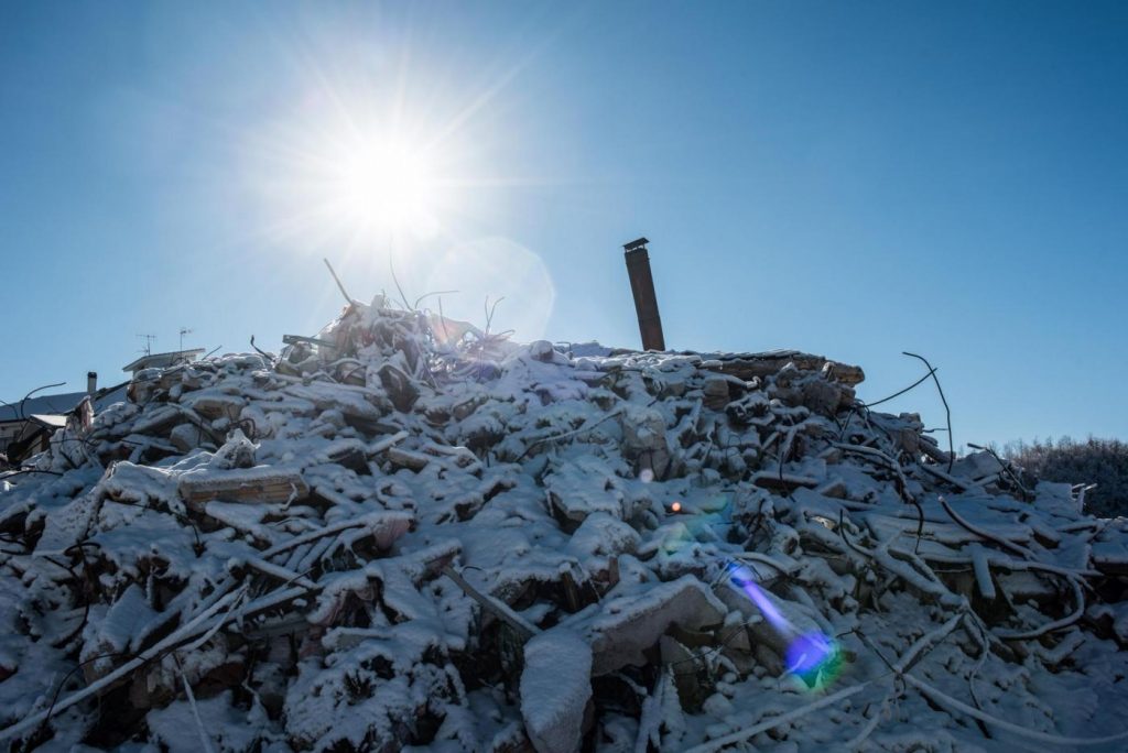 La città di Amatrice coperta dalla neve e il sindaco Sergio Pirozzi nel suo ufficio provvisorio