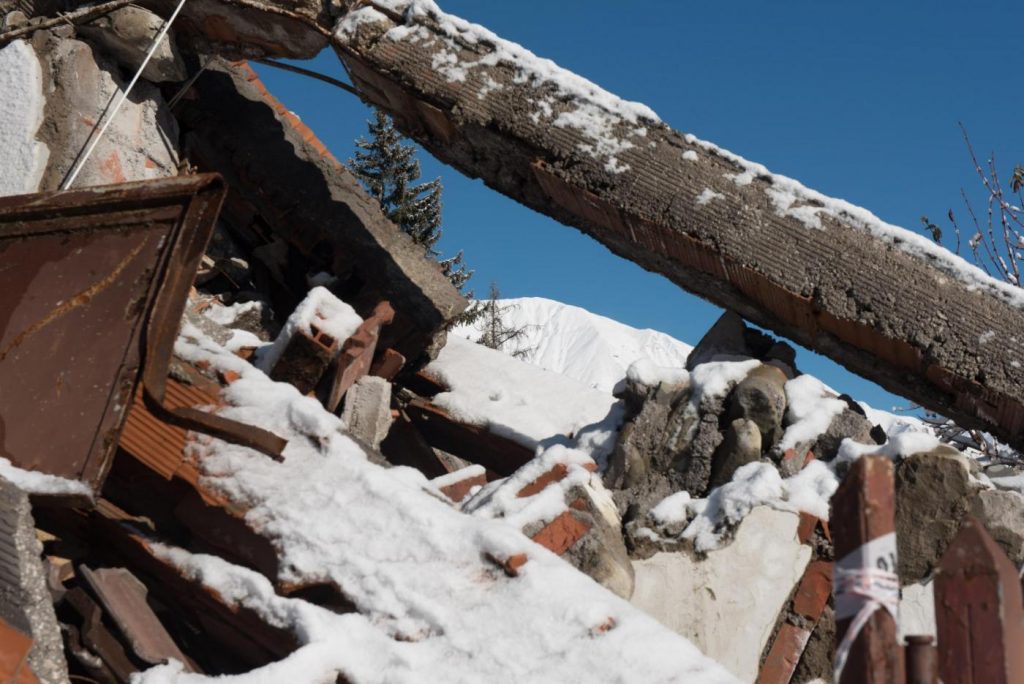 La città di Amatrice coperta dalla neve e il sindaco Sergio Pirozzi nel suo ufficio provvisorio