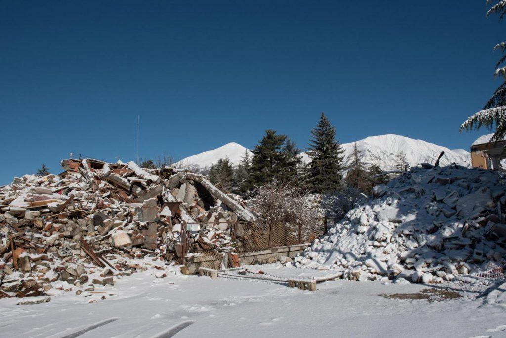 La città di Amatrice coperta dalla neve e il sindaco Sergio Pirozzi nel suo ufficio provvisorio