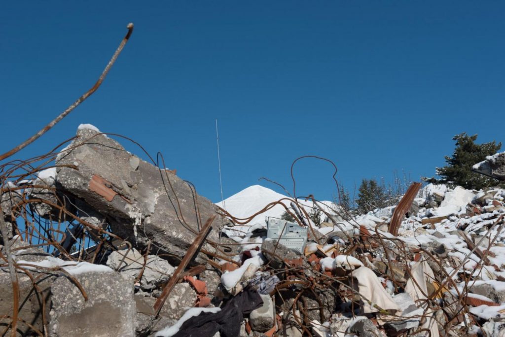 La città di Amatrice coperta dalla neve e il sindaco Sergio Pirozzi nel suo ufficio provvisorio
