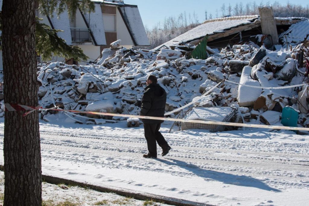 La città di Amatrice coperta dalla neve e il sindaco Sergio Pirozzi nel suo ufficio provvisorio