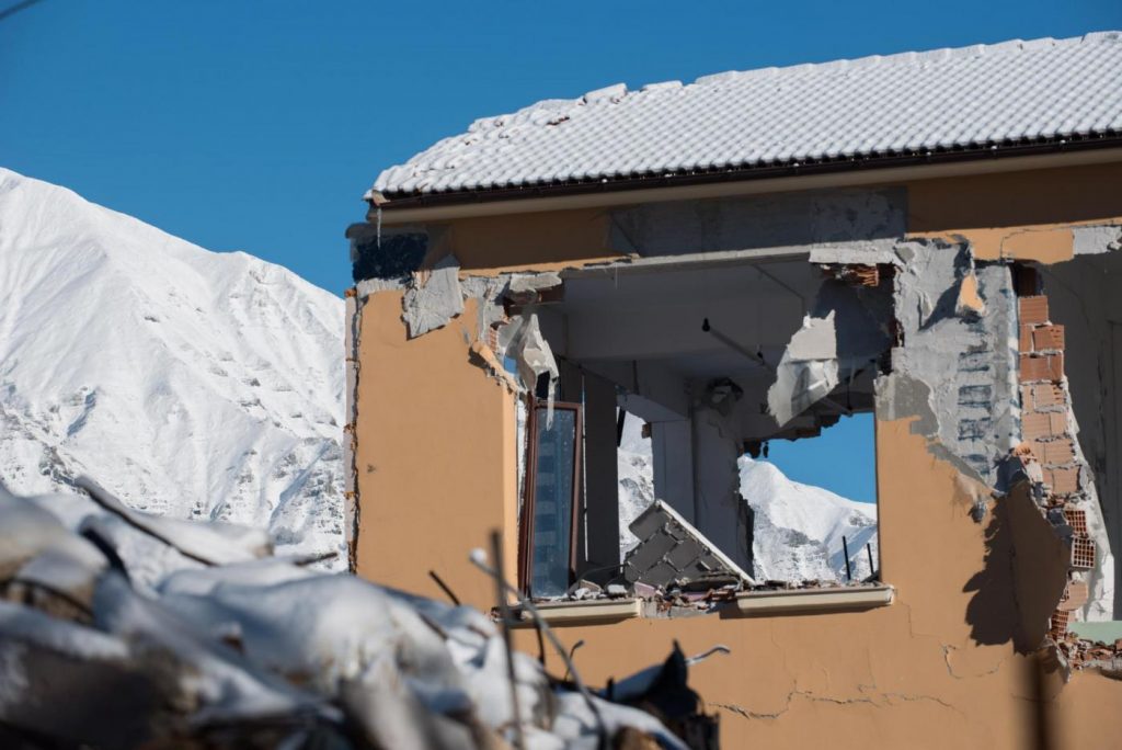 La città di Amatrice coperta dalla neve e il sindaco Sergio Pirozzi nel suo ufficio provvisorio